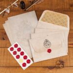 HARRY POTTER - SET SCRITTURA LETTERE DI HOGWARTS (Buste, Fogli, Adesivi di Ceralacca con Stemma di Hogwarts)