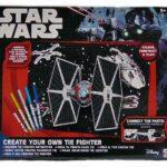 STAR WARS - COSTRUISCI IL TUO CACCIA TIE - Colora, Costruisci e Gioca - Contiene Caccia Tie in Cartone da Costruire, Pennarelli, Adesivi, Fondale - Eta' 5+