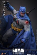 Batman: The Dark Knight Returns Comic Masterpiece Action Figure 1/6 Batman (Battle Damaged Version) 32 cm - immagine 2