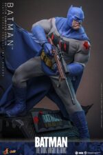 Batman: The Dark Knight Returns Comic Masterpiece Action Figure 1/6 Batman (Battle Damaged Version) 32 cm - immagine 4