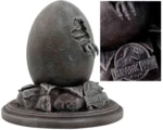 Jurassic Park 30th Anniversary Velociraptor Egg Statue & John Hammond Cane Replica  Set - immagine 7