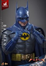 The Flash Movie Masterpiece Action Figure 1/6 Batman (Blue & Grey Suit) Limited Edition Hot Toys Exclusive 30 cm - immagine 4