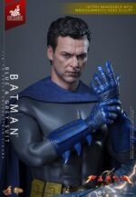 The Flash Movie Masterpiece Action Figure 1/6 Batman (Blue & Grey Suit) Limited Edition Hot Toys Exclusive 30 cm - immagine 5