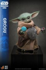 Star Wars: The Mandalorian & Grogu Life-Size Figure Grogu 38 cm - immagine 3