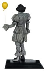 It Welcome to Derry Movie Maniacs Figure Pennywise (Black & White) 16 cm - immagine 5
