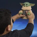 Star Wars: The Mandalorian & Grogu Electronic Action Figure Huggin' Grogu & Anzellan 17 cm - immagine 6