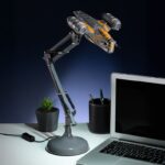 Star Wars: The Mandalorian Desk Lamp Razor Crest Posable - immagine 2