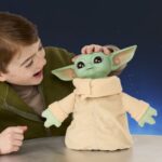 Star Wars: The Mandalorian & Grogu Action Buddy Grogu 25 cm - immagine 6