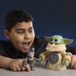 Star Wars: The Mandalorian & Grogu Electronic Action Figure Huggin' Grogu & Anzellan 17 cm - immagine 5