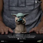 MANDALORIAN & GROGU MOVIE GROGU ALWAYS HUNGRY 1/4 LEGACY STATUE - immagine 2