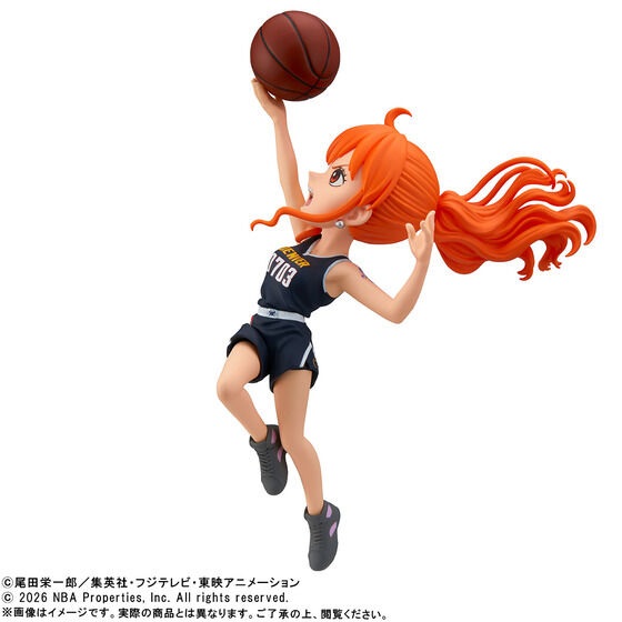 ANX10003 -- 000 (35982) One Piece x NBA World Collectable Figure - Nami (Denver Nuggets) Limited Edition - immagine 1