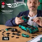 Hot Wheels Elite Mattel Brick Shop Building Set 1/16 '24 Aston Martin Vantage GT3 - immagine 2