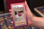 Evoretro Bumper for PSA Graded Card Slab Gradient Pink-Purple Glitter - immagine 3