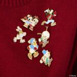 Mickey & Friends by Loungefly Enamel Pins Winter Activities Blind Display (12) - immagine 2
